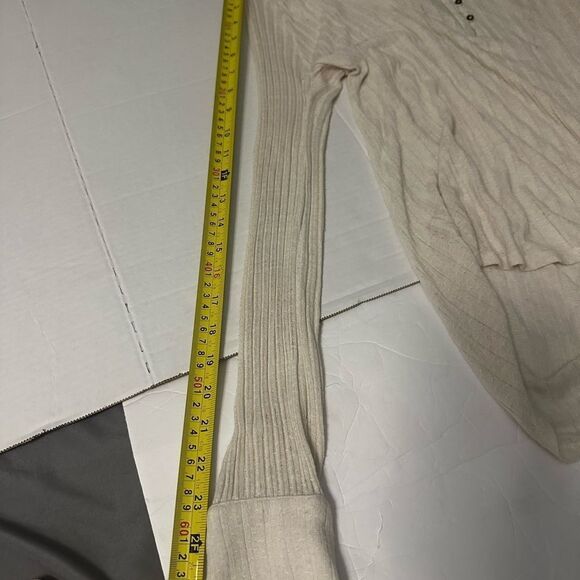 Lucky Brand Cream Long Sleeve Women's Top with Lace Like on Sleeves Size Small - Picture 9 of 11